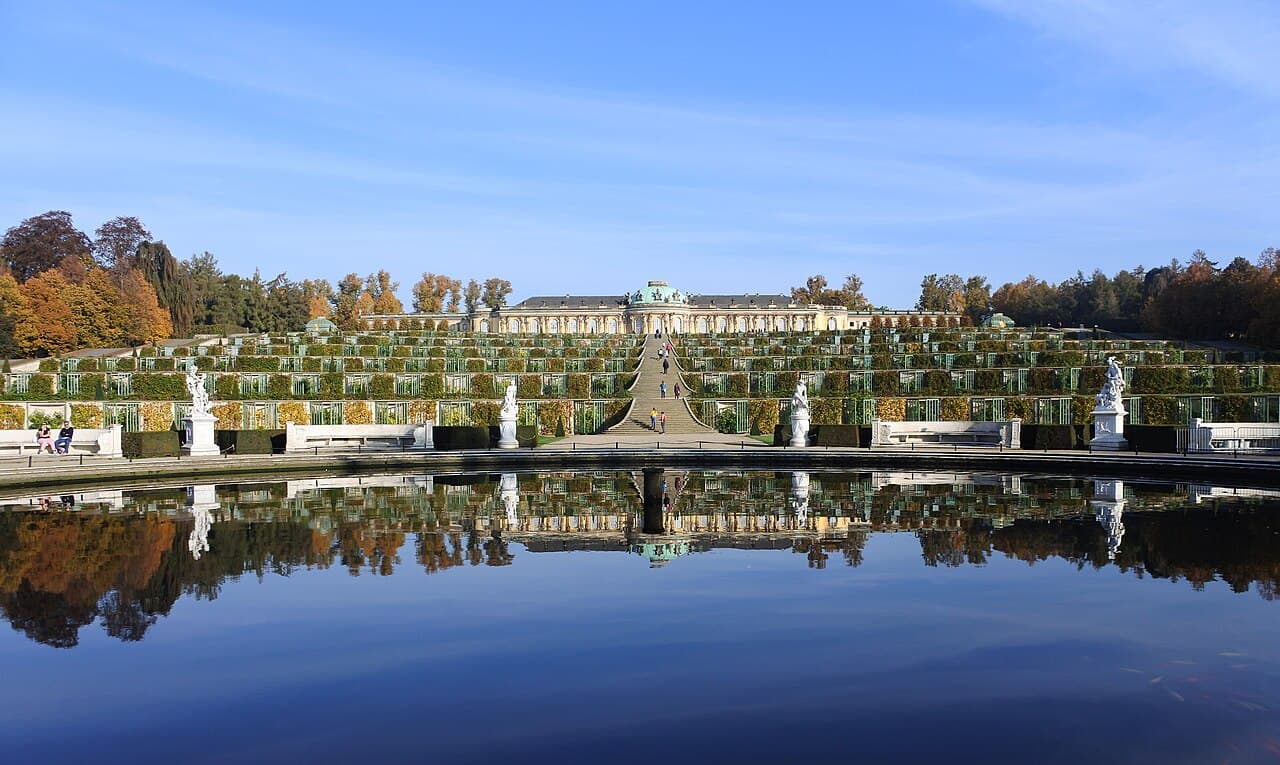 Schloss Sanssouci und seine Spiegelung in Potsdam