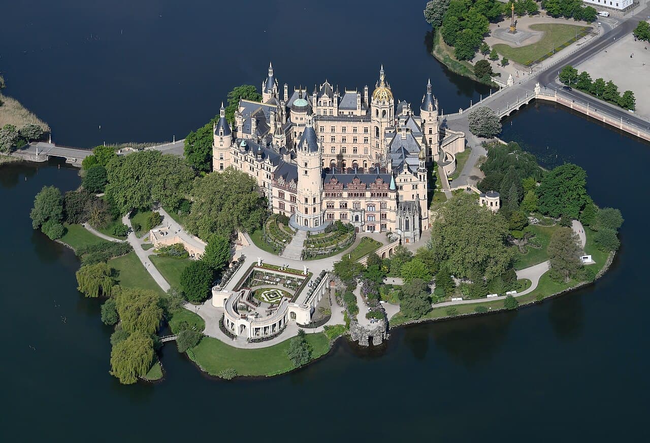 Luftaufnahme des Schweriner Schlosses auf der Schlossinsel