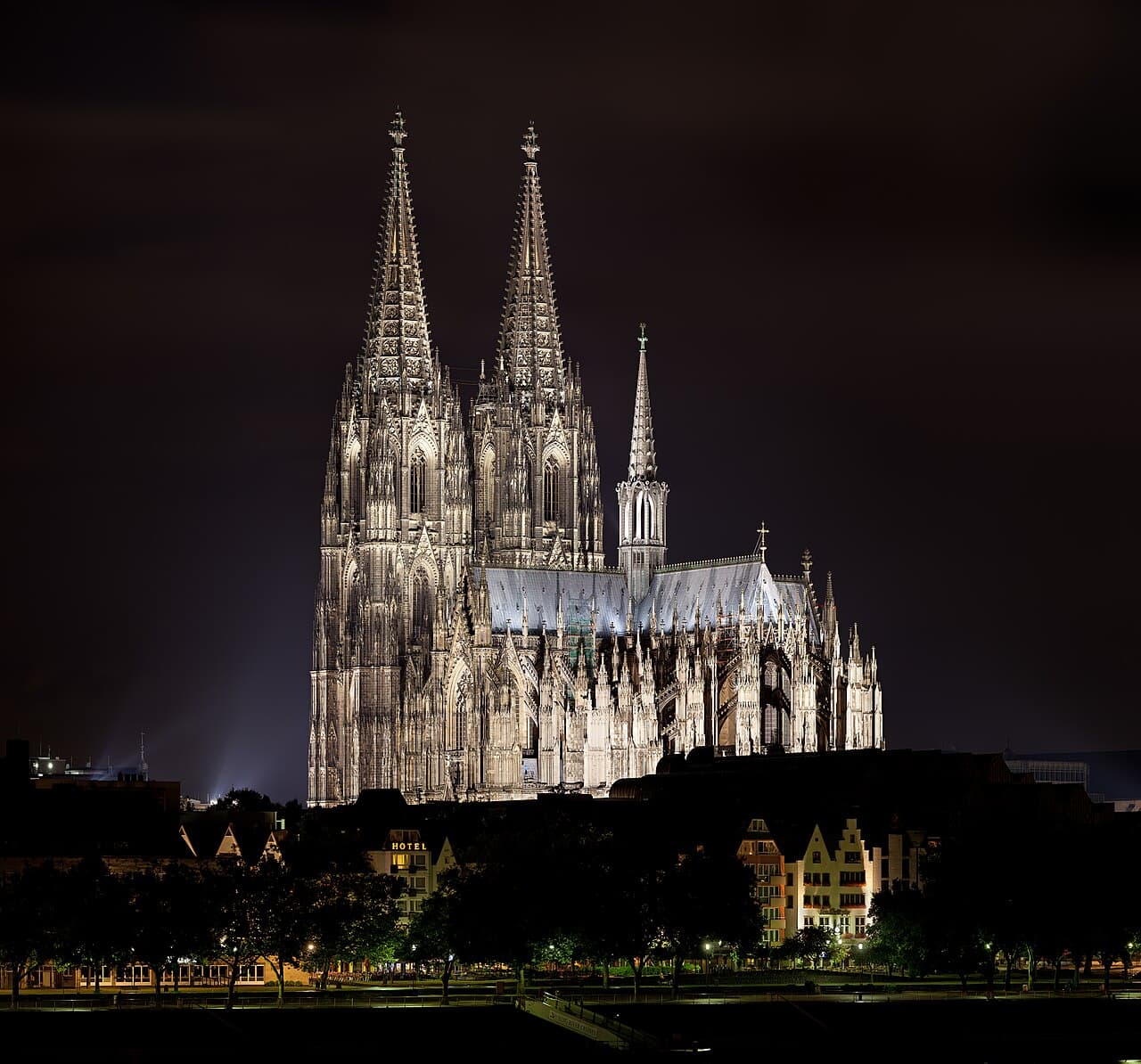 Der nachts beleuchtete Kölner Dom