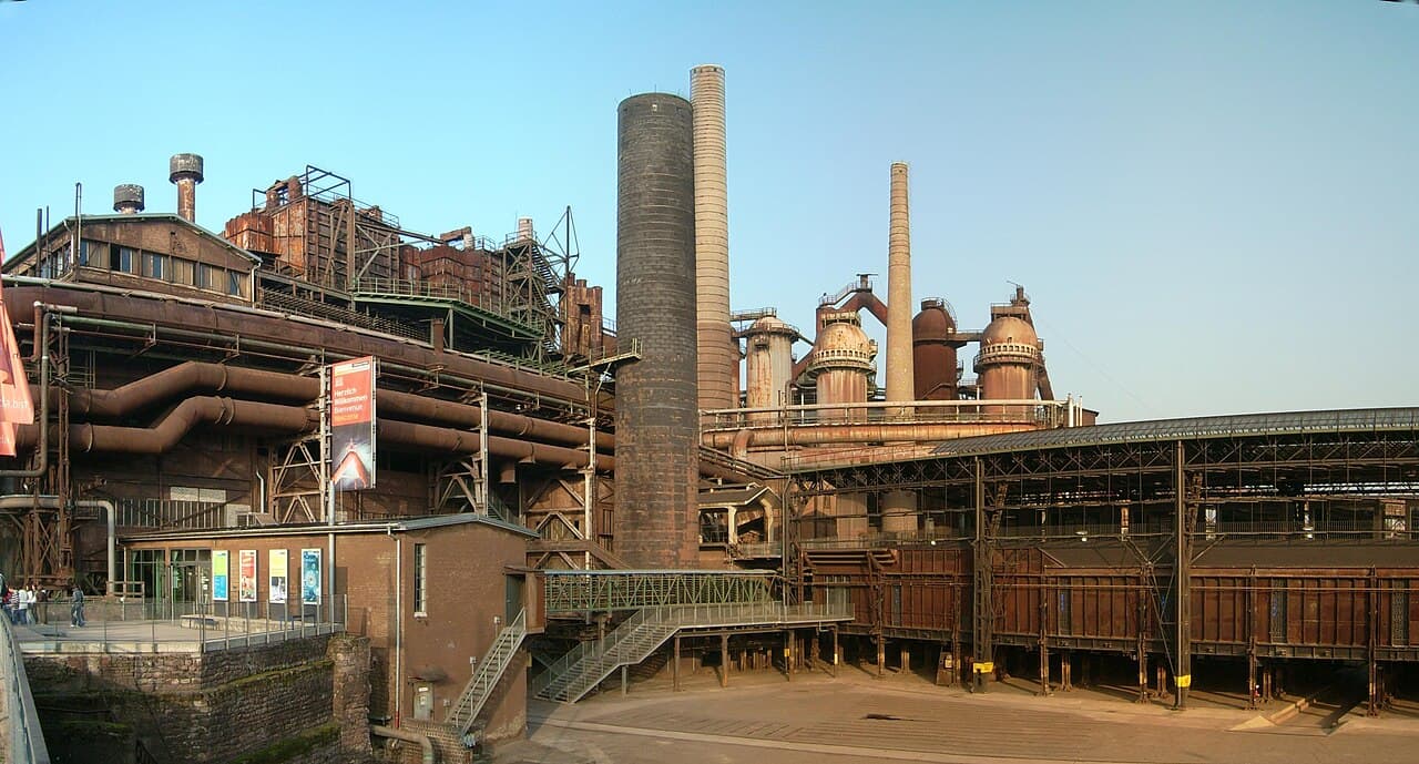 Panorama des Eingangs zur Völklinger Hütte im Saarland
