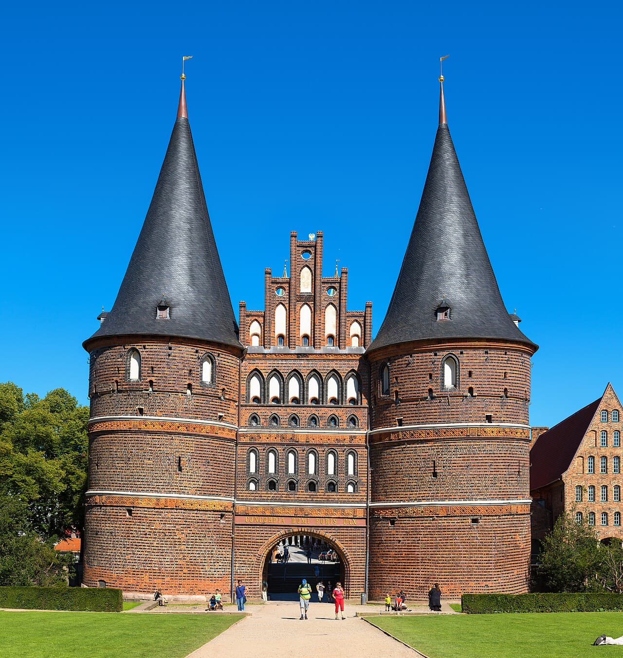 Frontansicht des Holstentors in Lübeck
